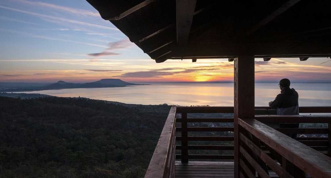 Itt a tavasz, irány a magasba! – 5+1 balatoni kilátóhely, amit kár lenne kihagyni